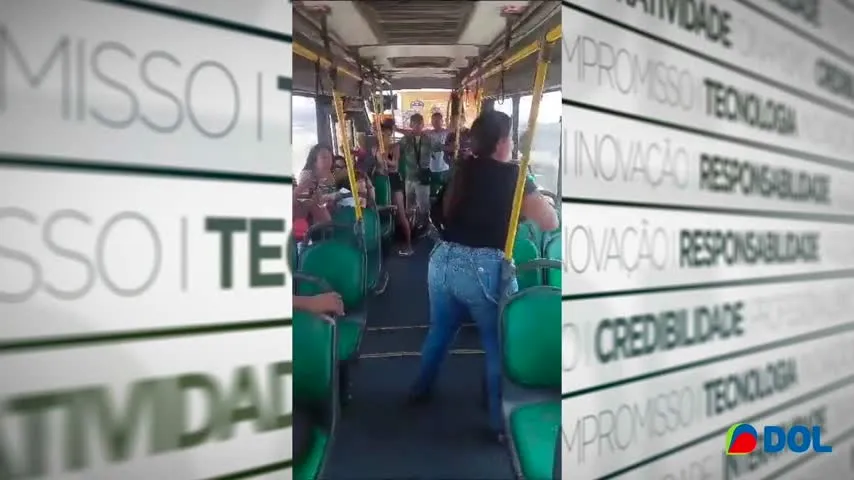 Imagem ilustrativa da notícia Mãe quebra janela de ônibus após filho passar mal de calor