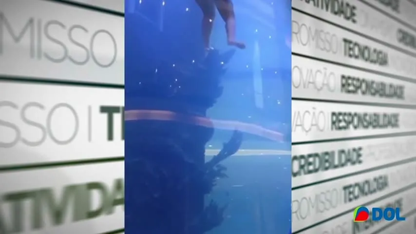 Imagem ilustrativa da notícia Desespero: mulher "Sereia" fica com cauda presa em aquário 