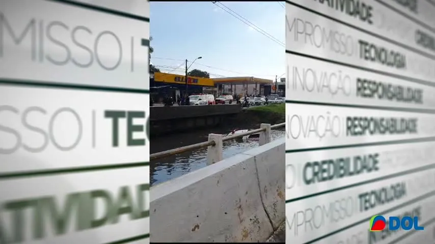 Imagem ilustrativa da notícia Vídeo: viatura da PM cai dentro de canal em Ananindeua
