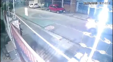 Imagem ilustrativa da imagem Vídeo: Bando rouba carro em Belém e bate veículo na fuga