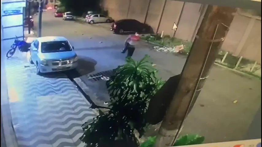 Imagem ilustrativa da notícia Vídeo: câmera flagra homem furtando pneu na Pedreira