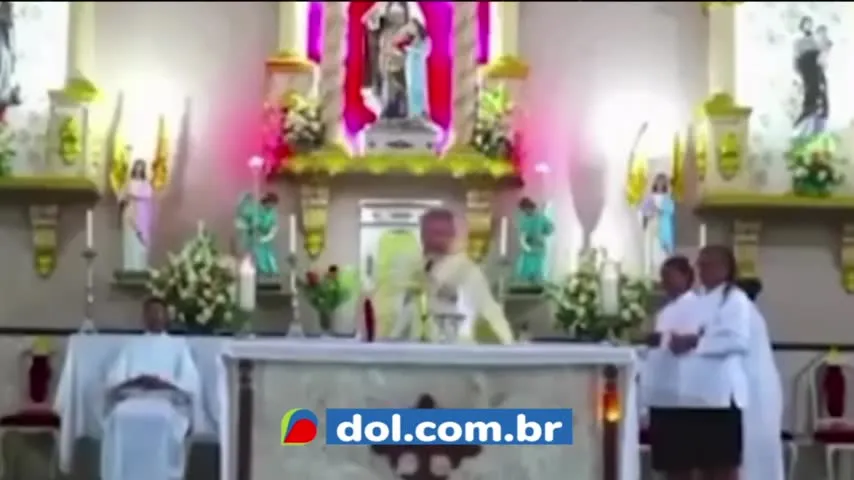 Imagem ilustrativa da notícia Vídeo: Padre chama "casal de pobre" por decoração em igreja