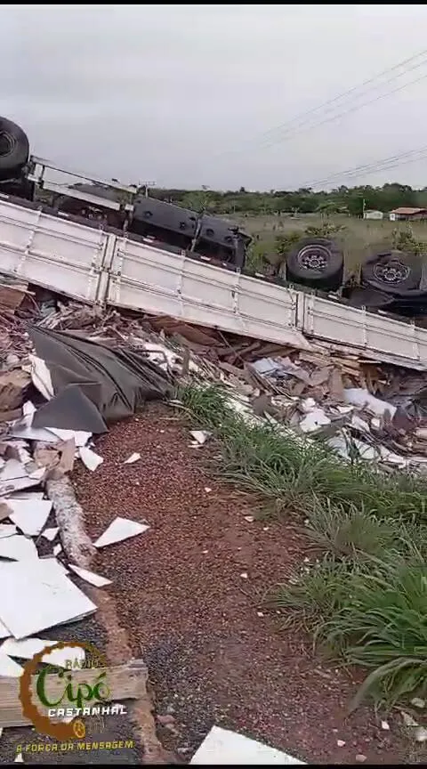 Imagem ilustrativa da notícia Caminhão com lajota colide com S10 em rodovia do Pará