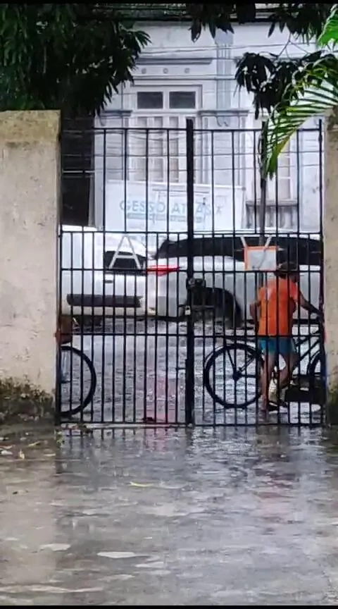 Imagem ilustrativa da notícia Chuva causa alagamentos em vias no horário de pico em Belém