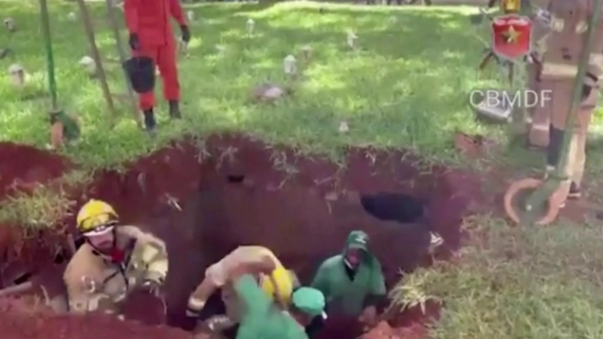 Imagem ilustrativa da notícia Vídeo: Dez pessoas caem dentro de cova durante enterro