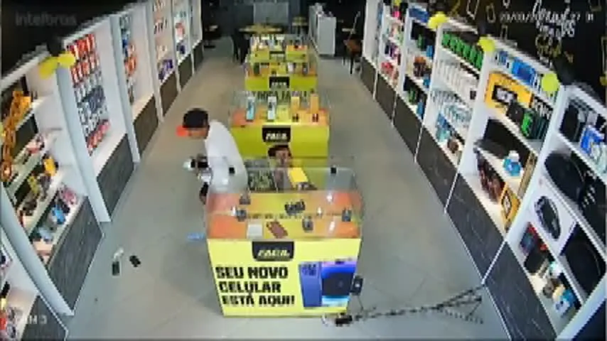 Imagem ilustrativa da notícia Vídeo: homem é baleado durante assalto a loja