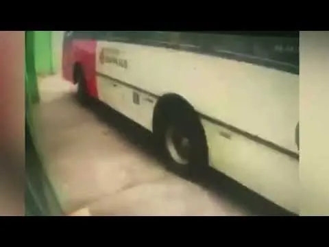 Imagem ilustrativa da notícia Vídeo: mulher morre atropelada em calçada por ônibus