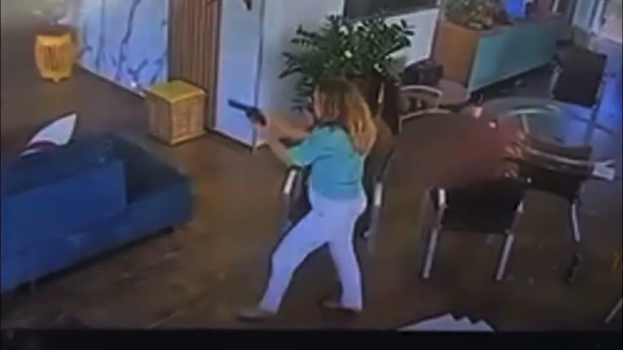 Imagem ilustrativa da notícia Vídeo: mãe e filho invadem casa, matam idosos e ferem padre 