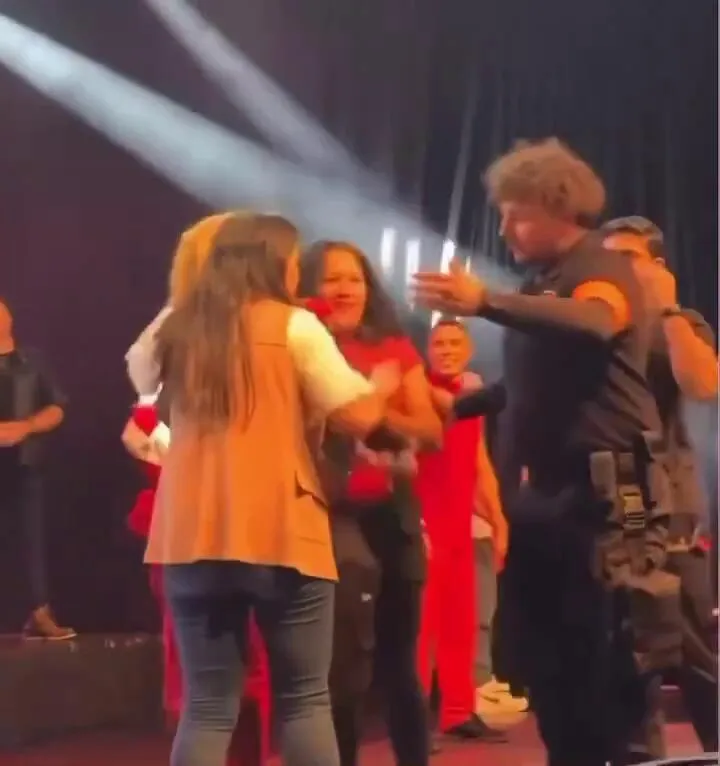 Imagem ilustrativa da notícia Vídeo: fãs invadem show na Suíça para tirar fotos com Joelma