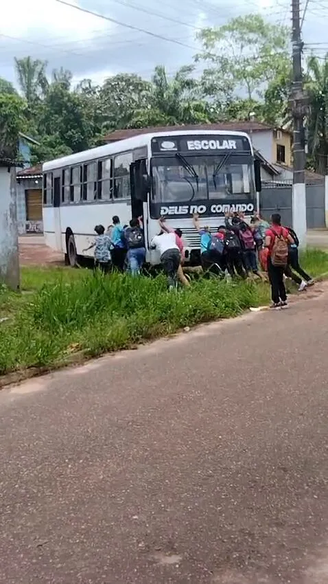 Imagem ilustrativa da notícia Vídeo: estudantes precisam empurrar ônibus escolar atolado
