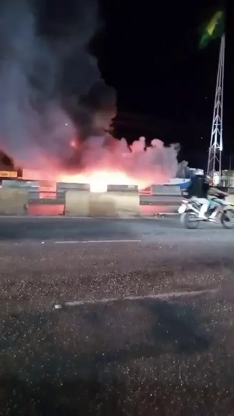 Imagem ilustrativa da notícia Vídeo: ônibus pega fogo na BR-316 em Ananindeua