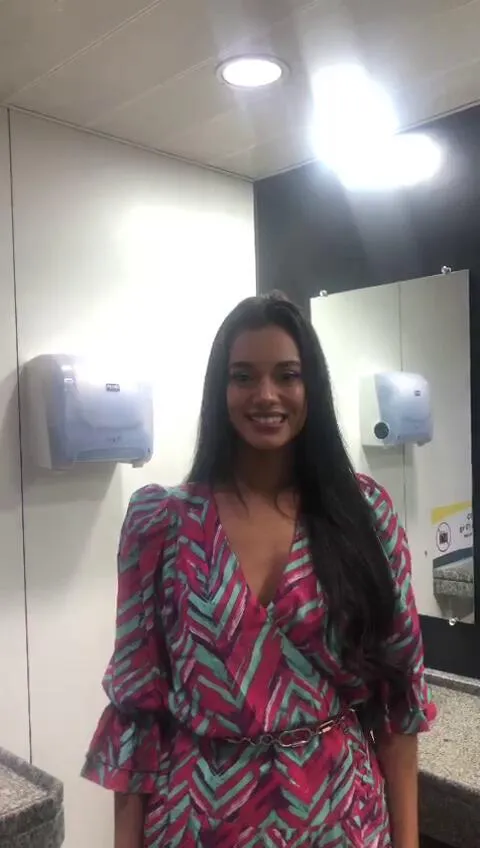 Imagem ilustrativa da notícia Alane grava vídeo para fã no banheiro do Aeroporto de Belém