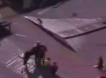Imagem ilustrativa da notícia Vídeo: cavalo é resgatado de telhado após ficar ilhado no RS