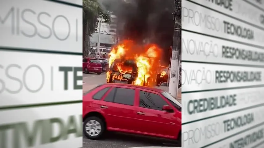 Imagem ilustrativa da notícia Vídeo: Kombi pega fogo na Doca de Souza Franco
