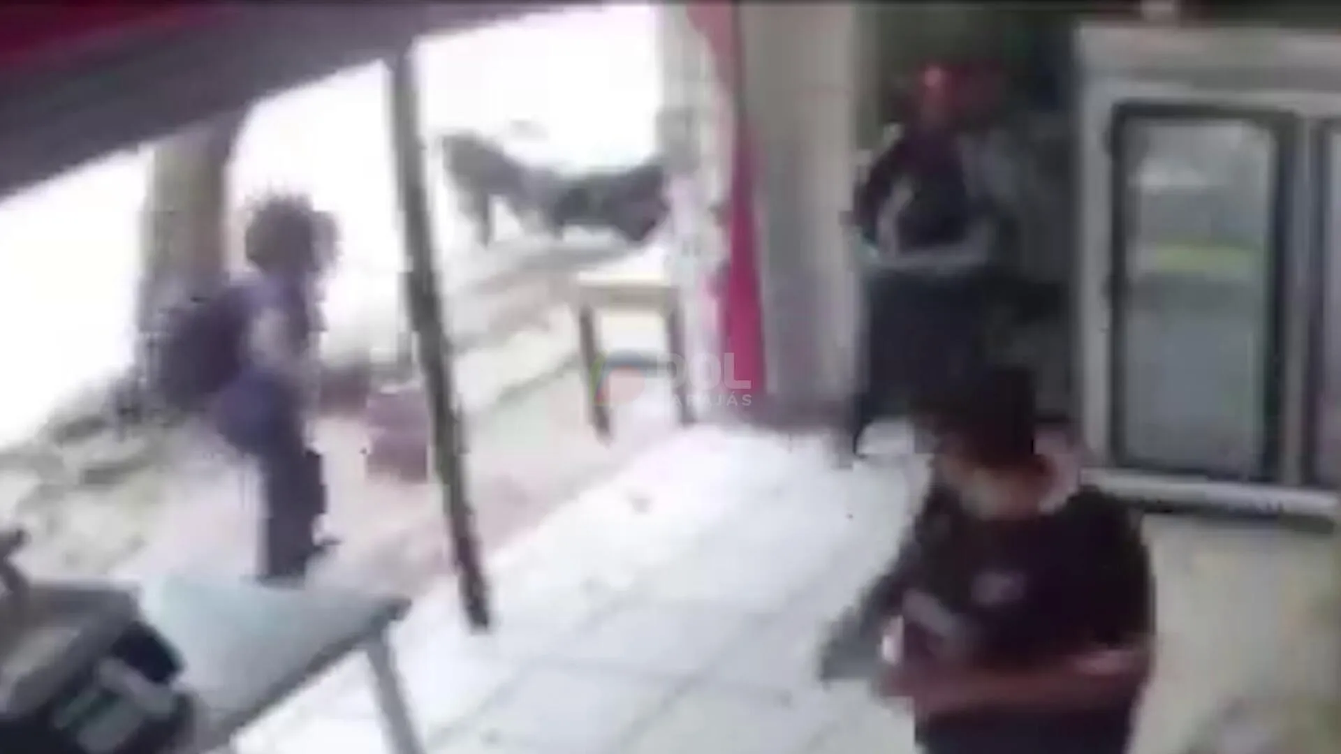 Imagem ilustrativa da notícia Vídeo: sargento da PM é assassinado dentro de frigorífico