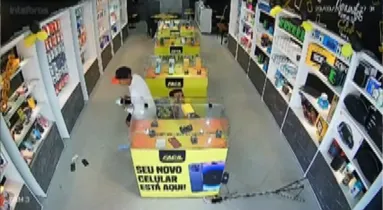 Imagem ilustrativa da imagem Vídeo: homem é baleado durante assalto a loja