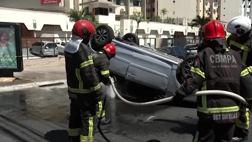 Imagem ilustrativa da notícia Vídeo: carro capota na Doca e motorista fica ferido