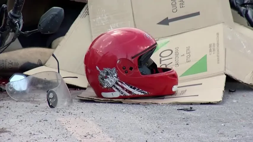 Imagem ilustrativa da notícia Vídeo: motociclista derrapa e é esmagado por caminhão