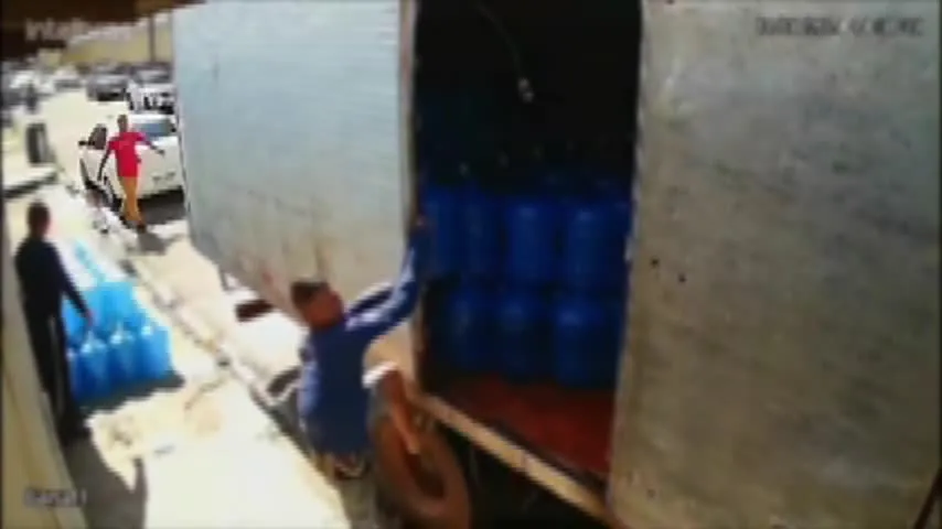 Imagem ilustrativa da notícia Vídeo: dupla assalta trabalhadores de depósito de água