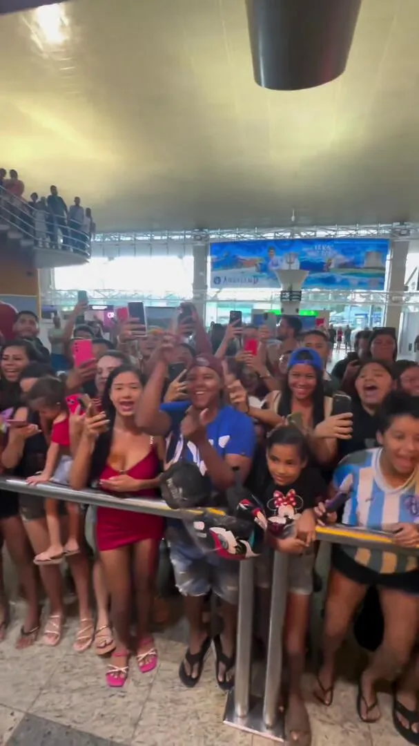 Imagem ilustrativa da notícia MC Poze é recebido por centenas de fãs no aeroporto em Belém 