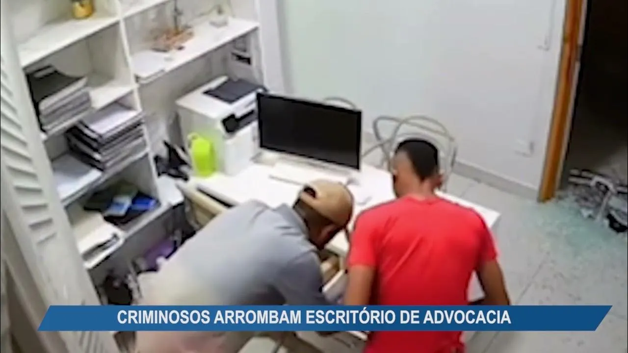 Imagem ilustrativa da notícia Vídeo: criminosos arrombam e furtam escritório de advocacia