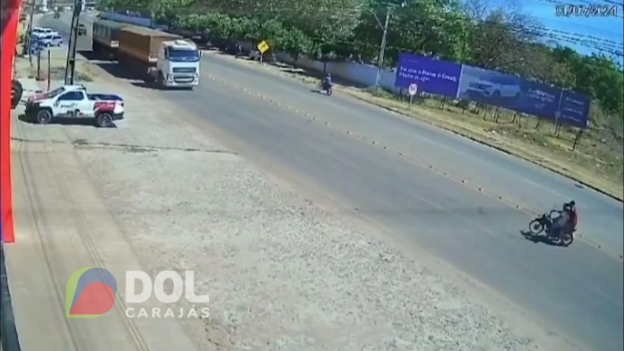 Imagem ilustrativa da notícia Vídeo: na contramão, motociclista e carona são atropelados