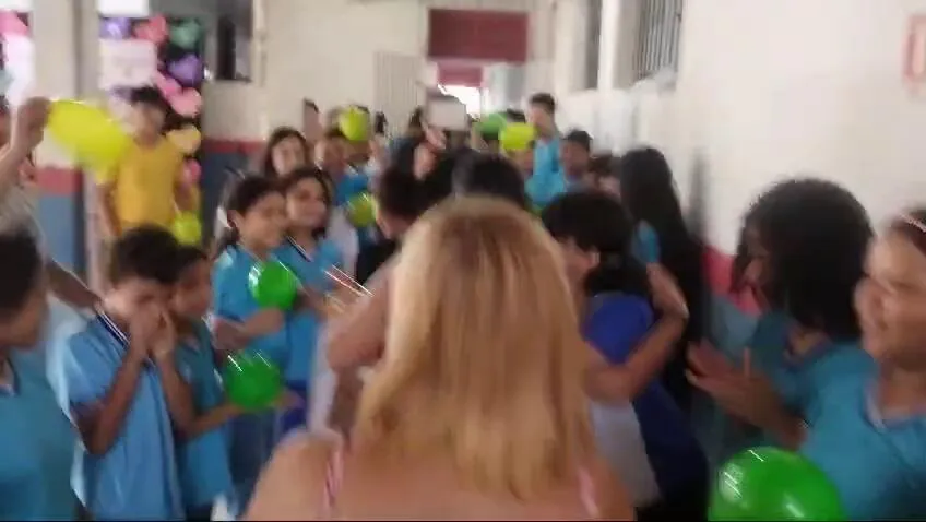 Imagem ilustrativa da notícia PA: alunos fazem corredor humano em despedida de professora