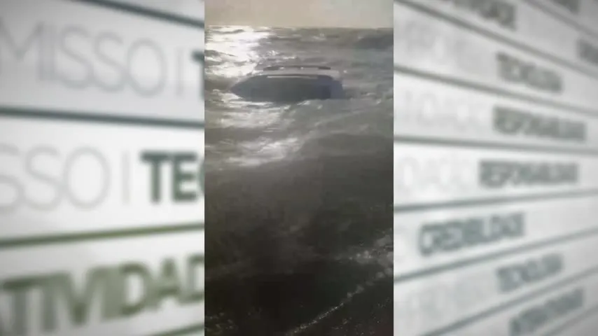 Imagem ilustrativa da notícia Vídeo assustador mostra carro engolido pela maré no Atalaia