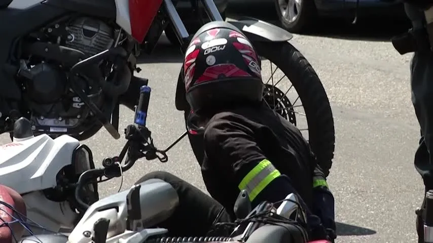Imagem ilustrativa da notícia Motociclista colide com outra motocicleta ao fugir de blitz