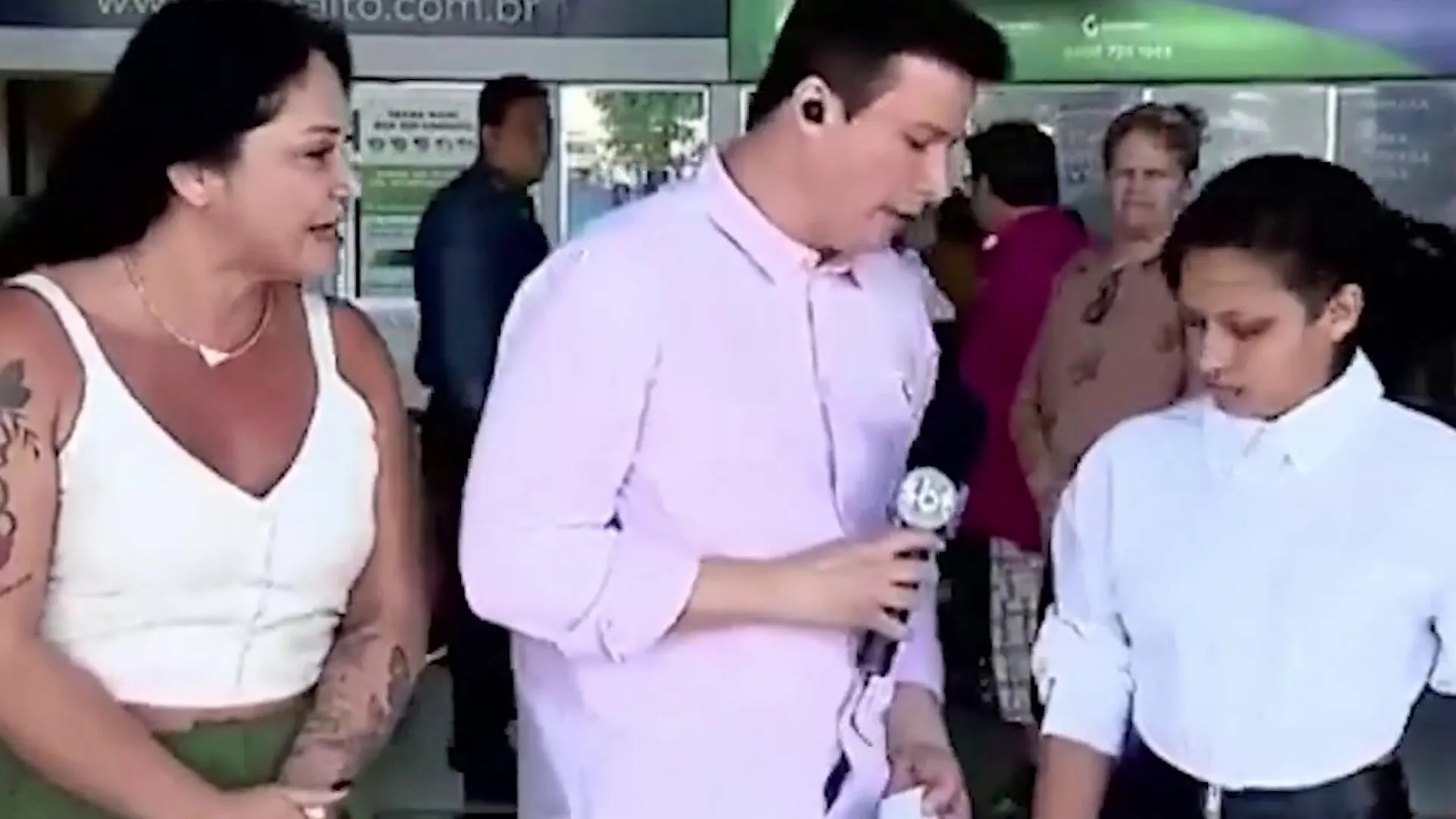 Imagem ilustrativa da notícia Vídeo: repórter do SBT leva tapa na cara durante entrevista