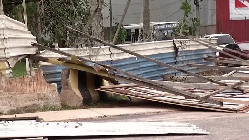 Imagem ilustrativa da notícia Vídeo: outdoor desaba e deixa 3 pessoas feridas em Ananindeua