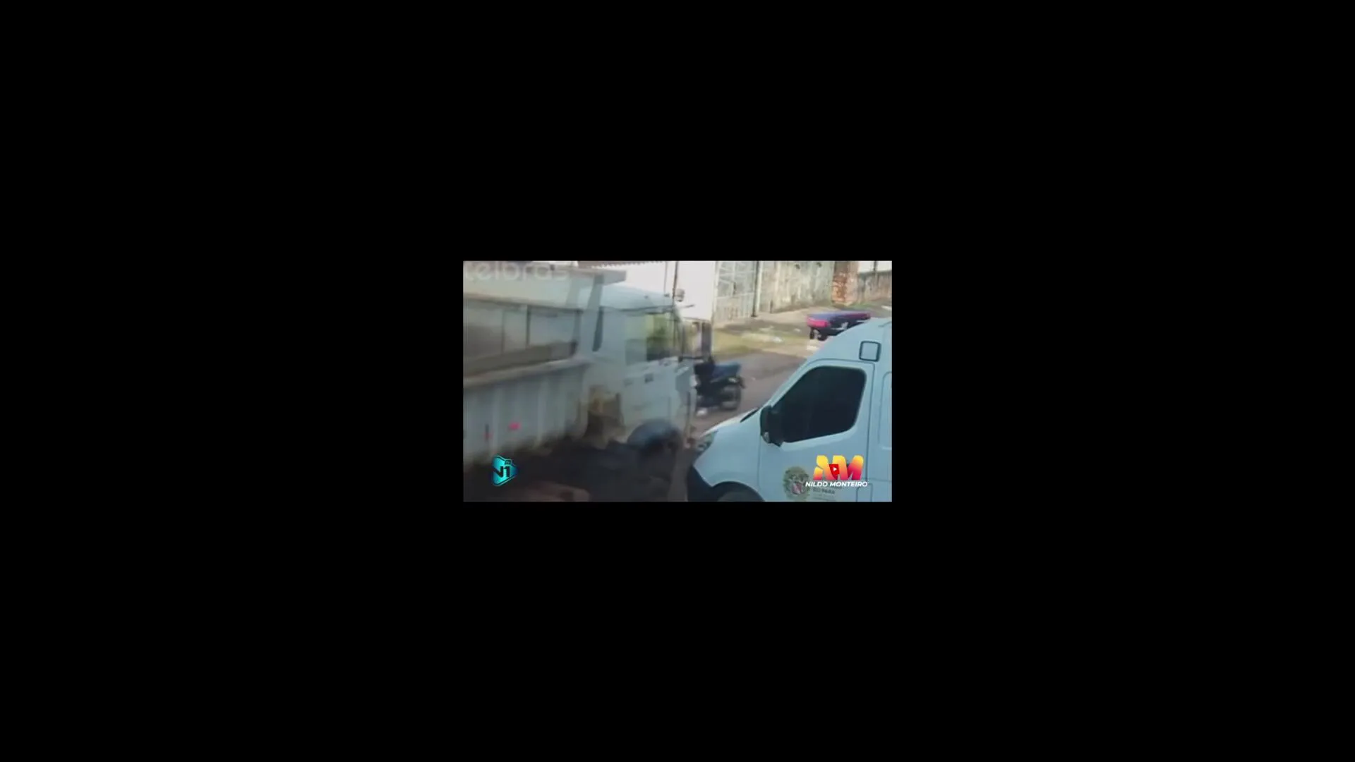 Imagem ilustrativa da notícia Caçamba perde o controle e atinge ambulância, veja o vídeo!