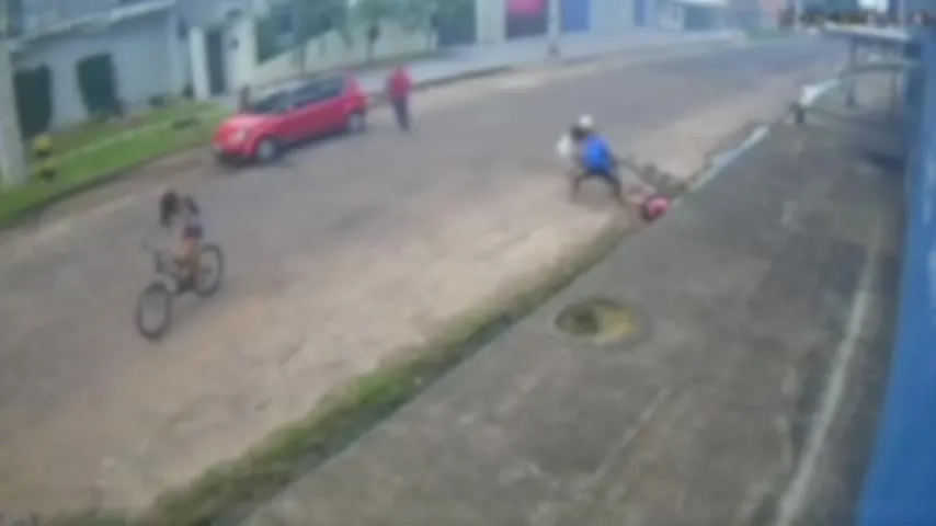Imagem ilustrativa da notícia Vídeo: bando em carro vermelho aterroriza em Castanhal