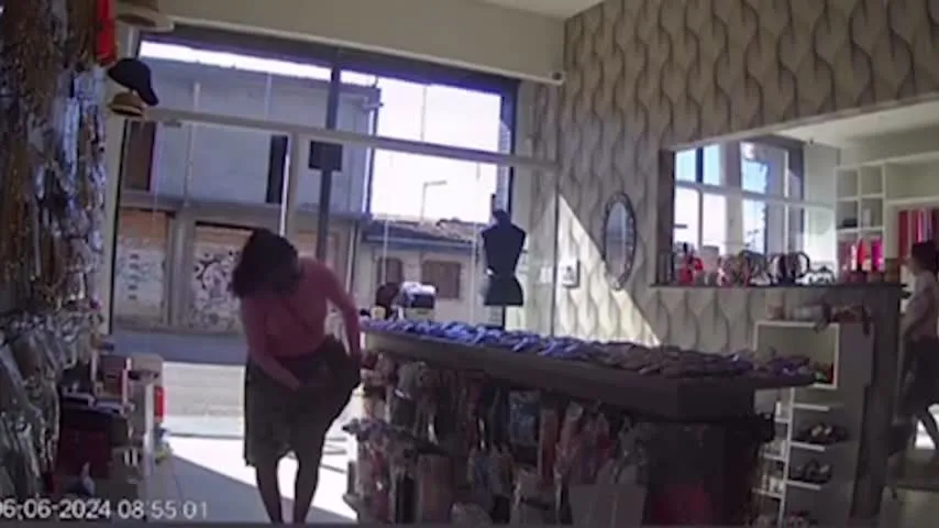 Imagem ilustrativa da notícia Vídeo: mulheres roubam loja e escondem objetos na calcinha