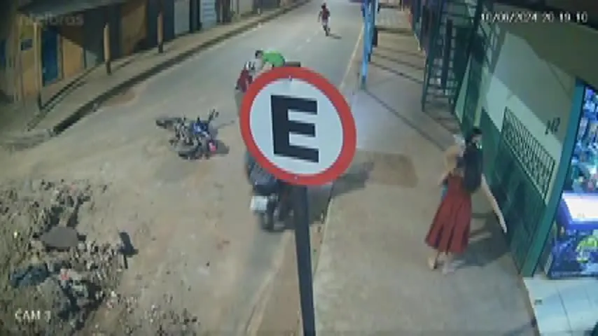 Imagem ilustrativa da notícia Vídeo: buraco em via arremessa motociclista em Santarém