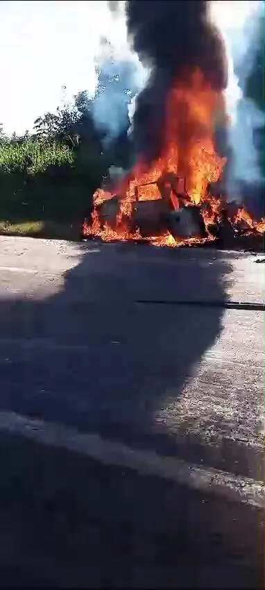 Imagem ilustrativa da notícia Carro bate de frente com carreta e pega fogo em Paragominas