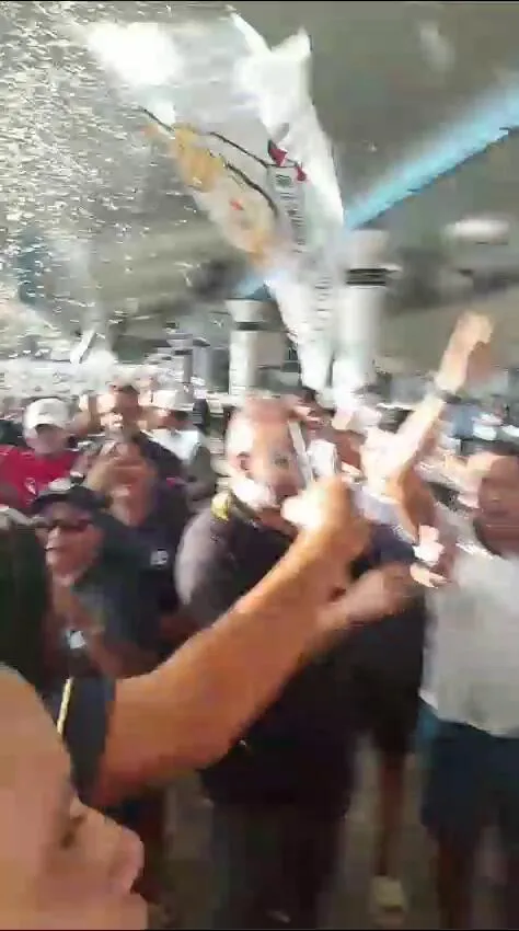 Imagem ilustrativa da notícia Vídeo: torcida dá apoio ao Clube do Remo no aeroporto