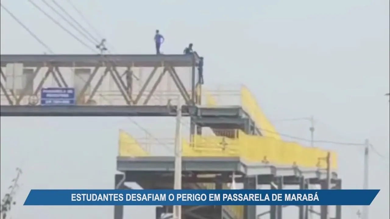 Imagem ilustrativa da notícia Vídeo: estudantes desafiam o perigo em passarela de Marabá