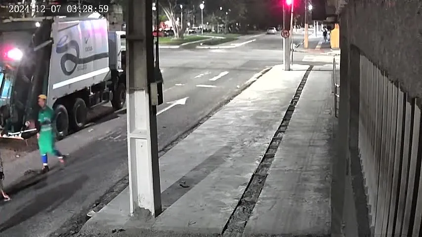 Imagem ilustrativa da notícia Vídeo: moto na contramão colide com caminhão de lixo em Belém