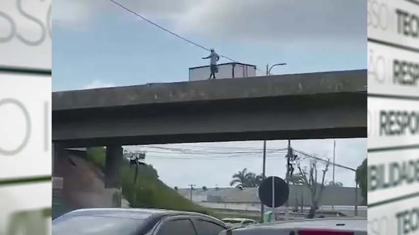 Imagem ilustrativa da notícia Vídeo: Homem caminha no parapeito de viaduto do Coqueiro