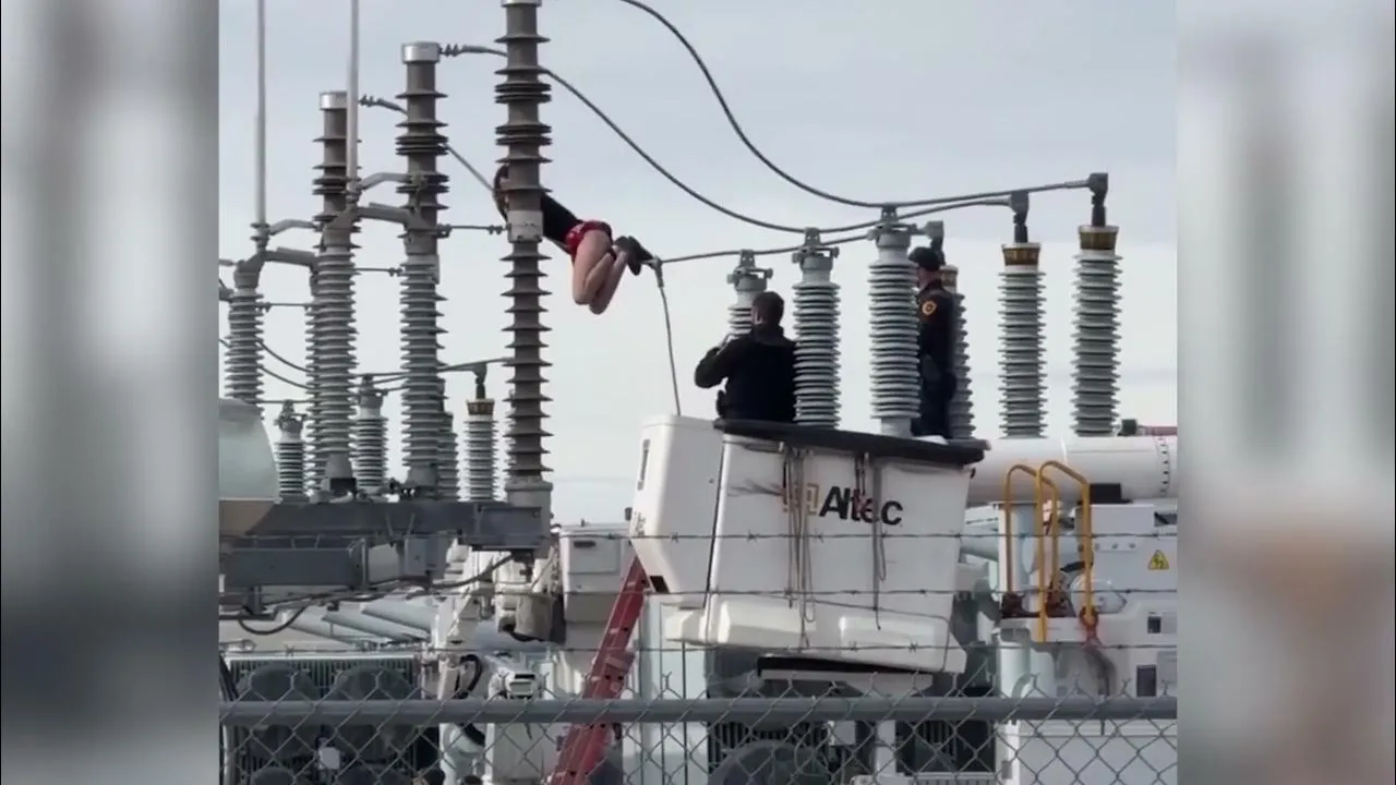 Imagem ilustrativa da notícia Vídeo: mulher sobe em subestação e deixa cidade sem energia