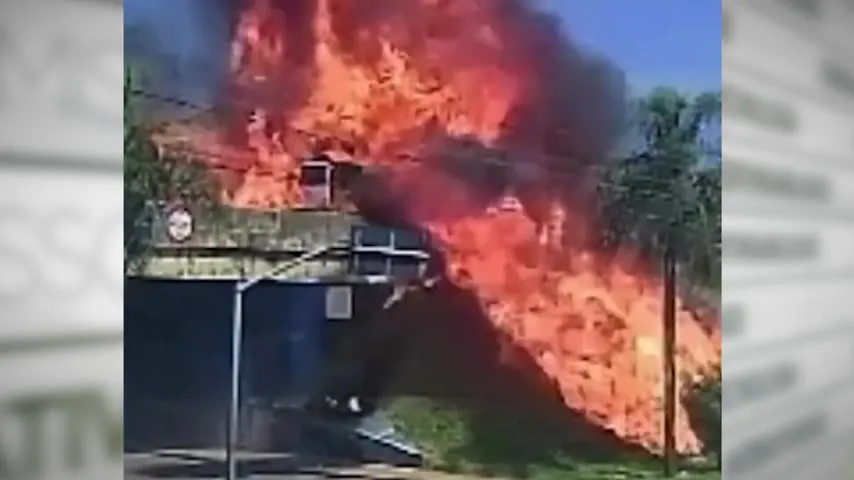 Imagem ilustrativa da notícia Motorista escapa ao pular de viaduto em explosão de caminhão