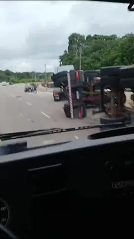 Imagem ilustrativa da notícia Carreta tomba em curva na Avenida João Paulo II