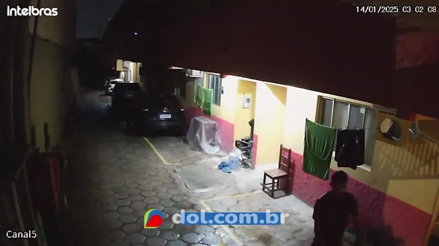 Imagem ilustrativa da notícia Vídeo: Homem invade casa e rouba cadeira de rodas de criança