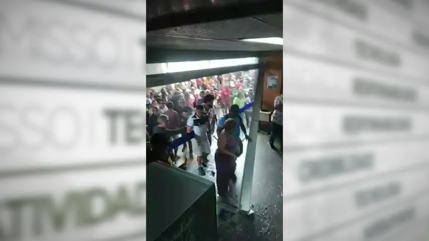 Imagem ilustrativa da notícia Vídeo: manifestantes quebram vidro em protesto na Sefa