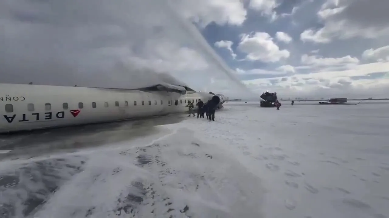 Imagem ilustrativa da notícia Vídeo: Avião capota durante pouso em aeroporto de Toronto