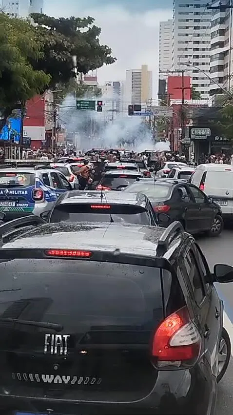 Imagem ilustrativa da notícia Guerra entre torcidas em Recife deixa ao menos 12 feridos