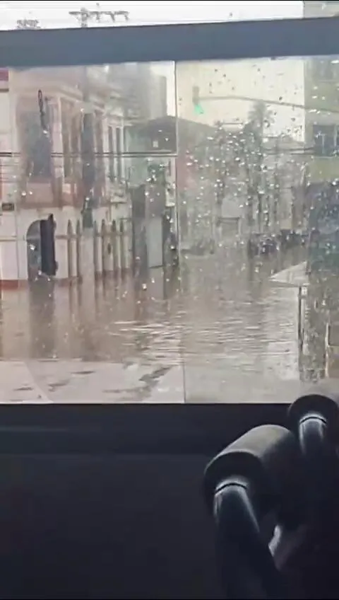 Imagem ilustrativa da notícia Maré alta e chuva forte deixam ruas de Belém no fundo neste sábado, 1