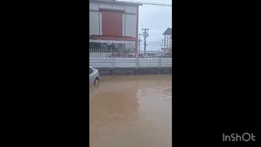 Imagem ilustrativa da notícia Ônibus fica ilhado e passageiros precisam ser resgatados após maré alta