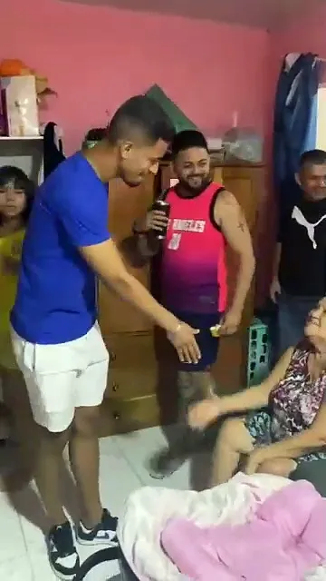 Imagem ilustrativa da notícia VÍDEO: Torcedora do Paysandu com doença rara recebe ídolo em casa